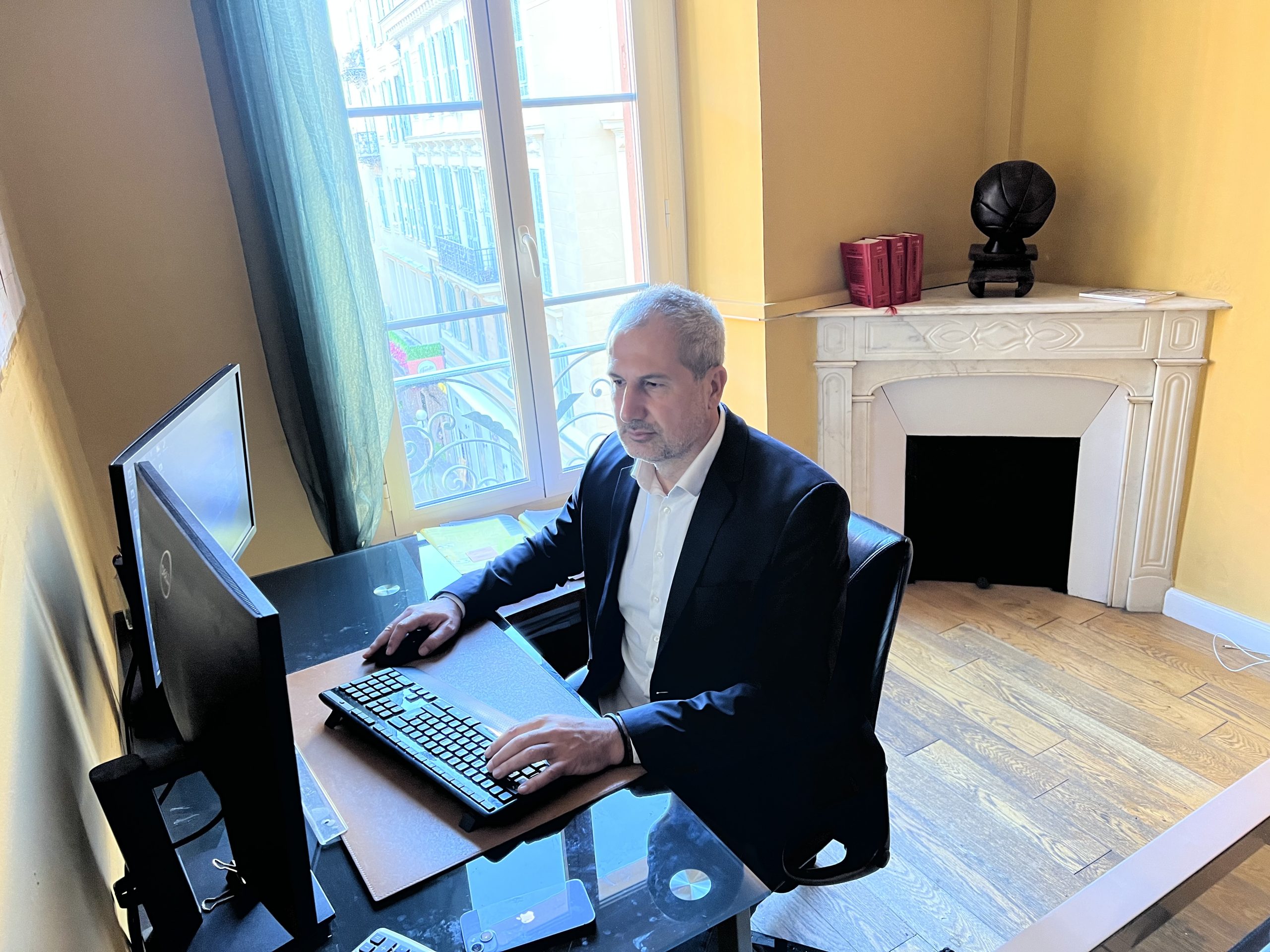 Maître Benjamin Cohen, avocat, dans son cabinet
