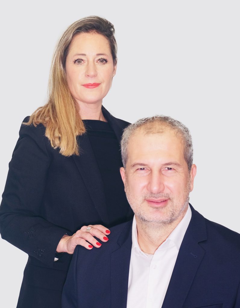 Maître Benjamin Cohen, avocat, accompagné de Priscilla, assistante juridique du cabinet Cohen